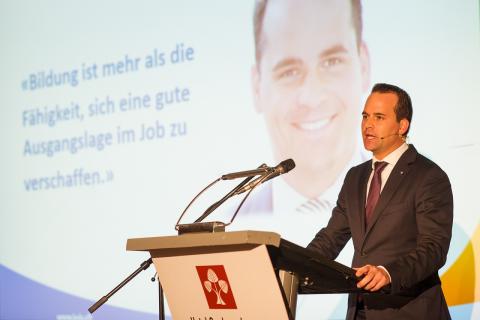 Diplome für 91 neue HFW-Führungskräfte 2017